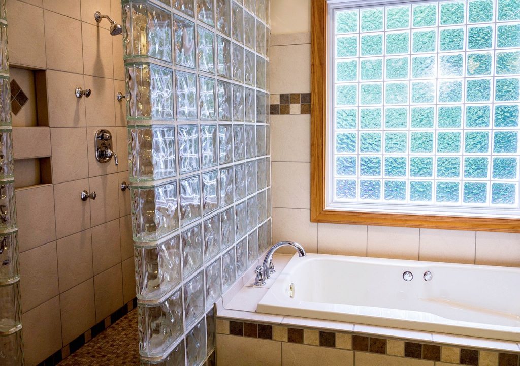 Cleaning Bathroom Glass Can Be Daunting
