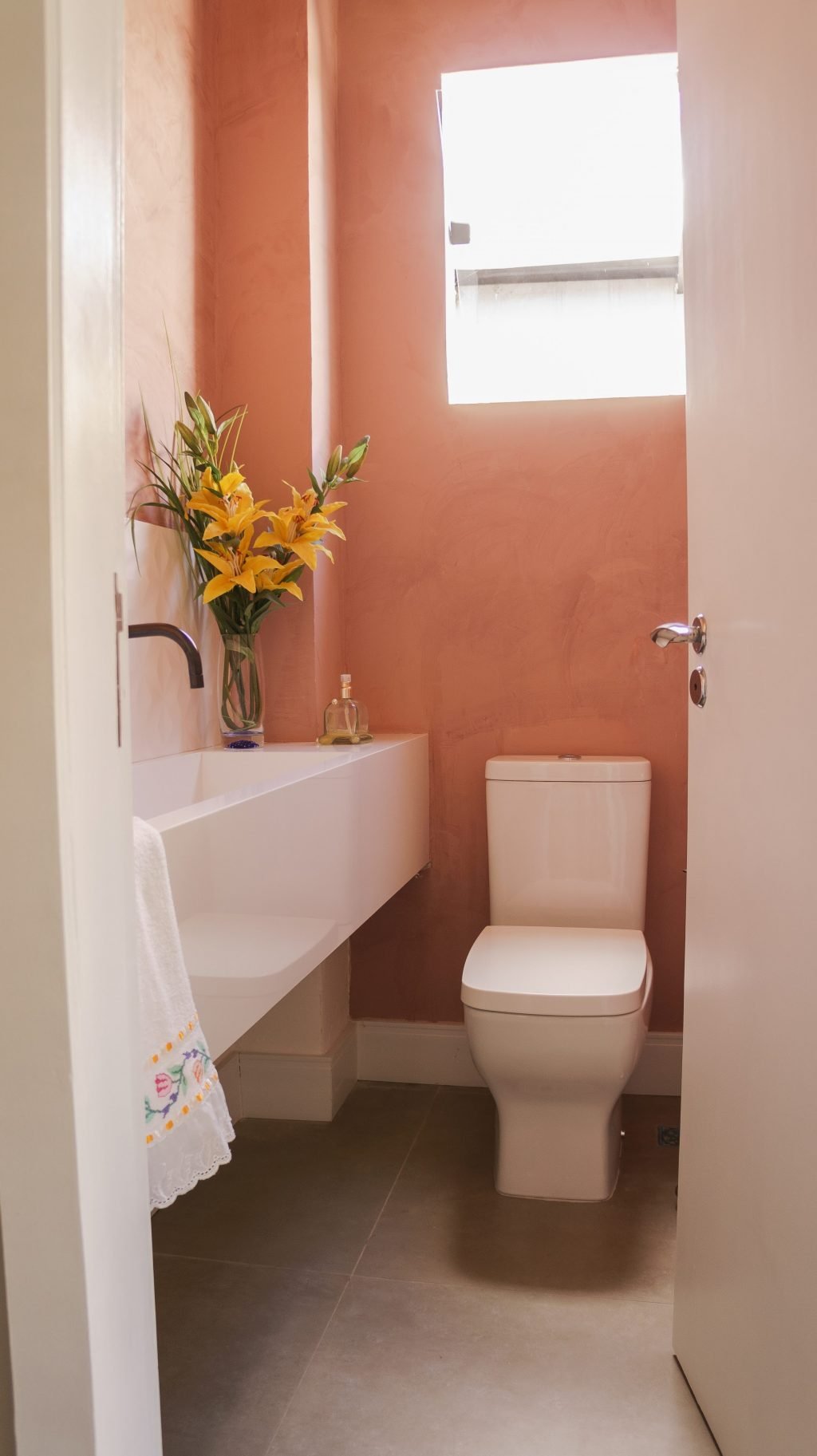 Learn how to clean bathroom doors with MEIDE.SG/BLOG!