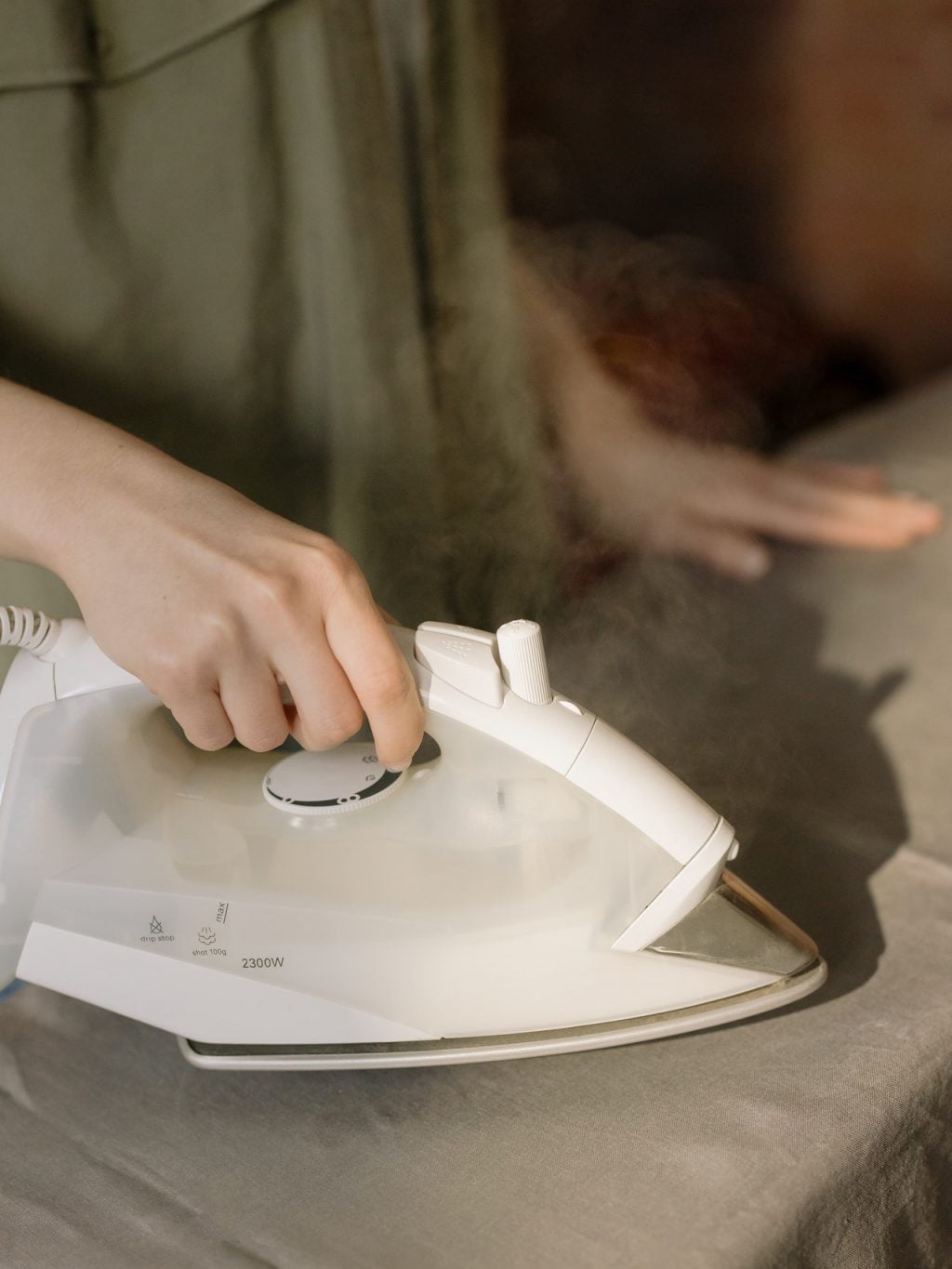 MEIDE recommends fully utilizing the steam function in your iron