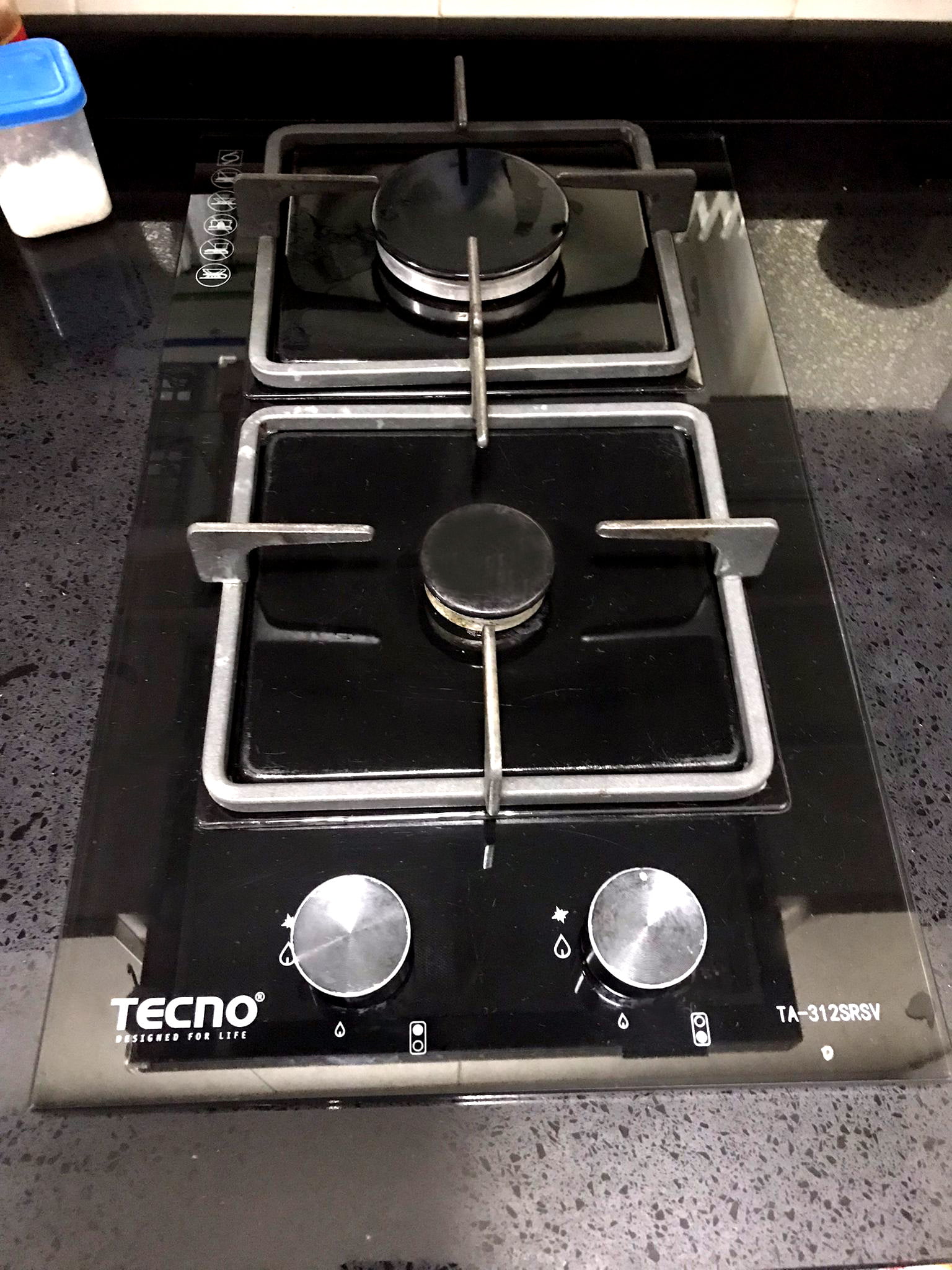 Cooking Stove Cleaning (after MEIDE clean and polish) – Notice how the glass surface is so smooth and polished after our clean, and how the marble slab is wiped spotlessly and countertop arranged neatly and packed too!:)