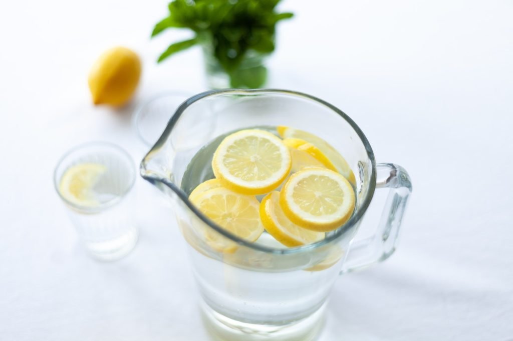 Remove stains from cutlery and utensils naturally with lemons