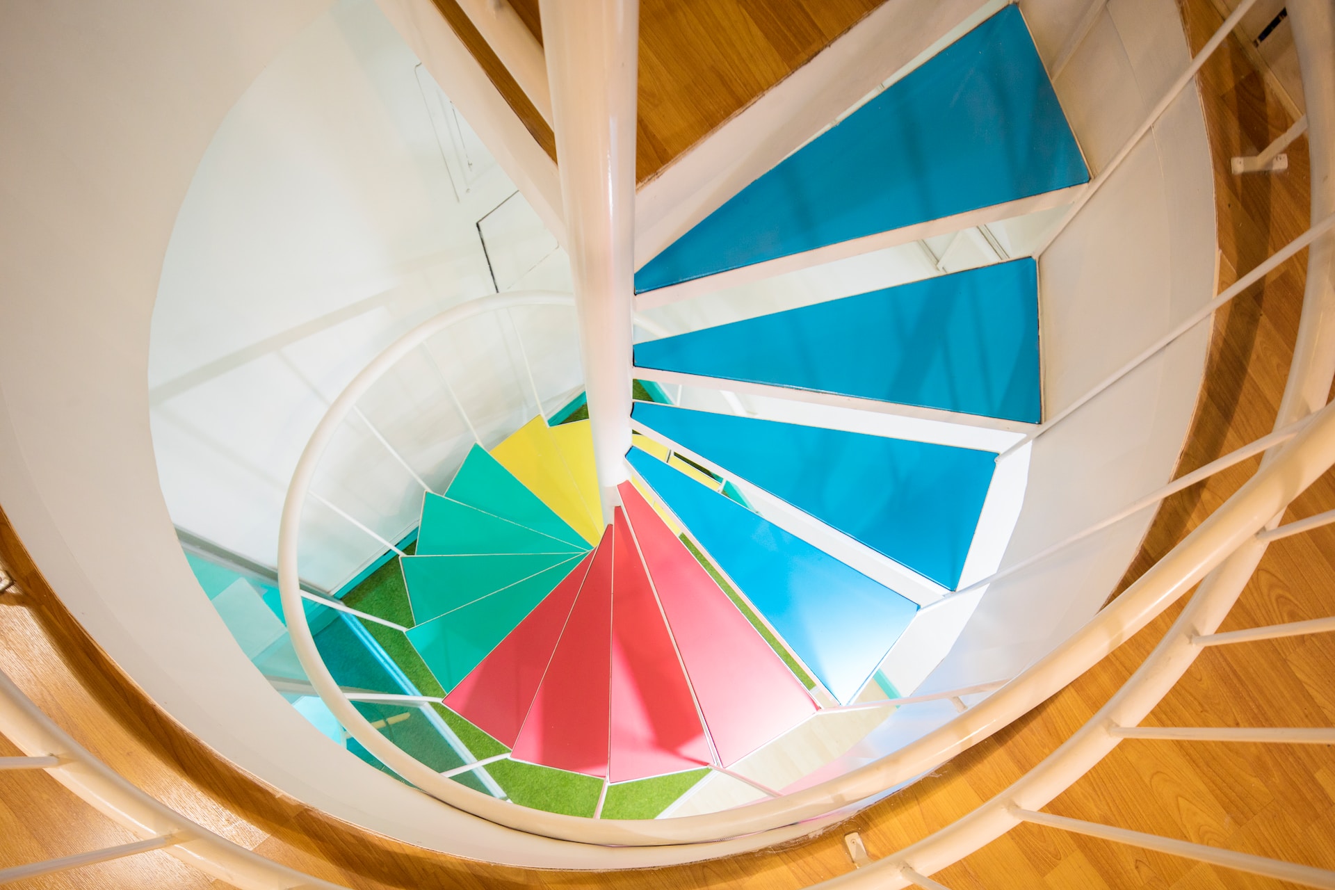 Cleaning 6 Different Types of Staircases in Singapore Residences