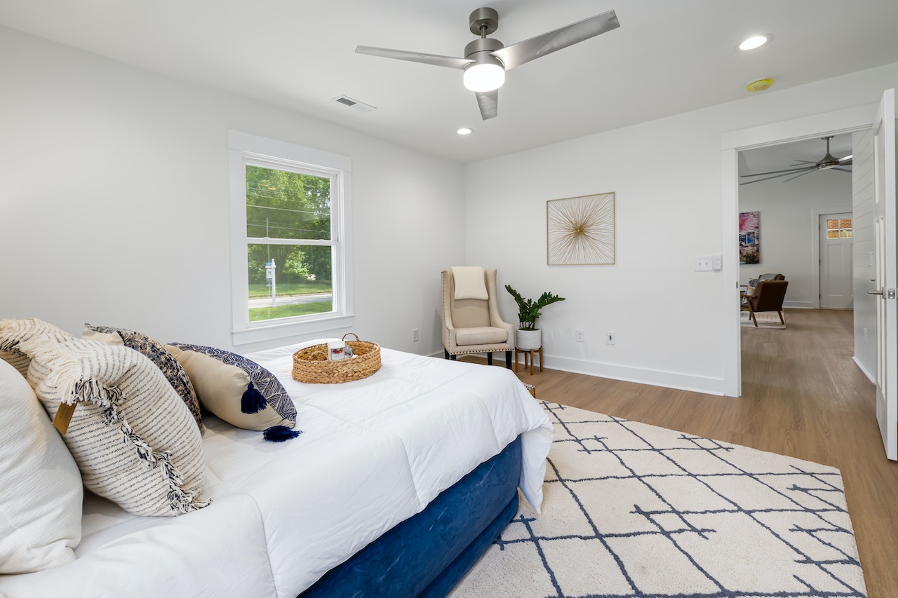 How To Clean A Ceiling Fan Efficiently and Easily