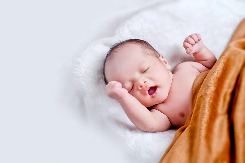 MEIDE has helpers and nannies to help out with babies and household cleaning for you
