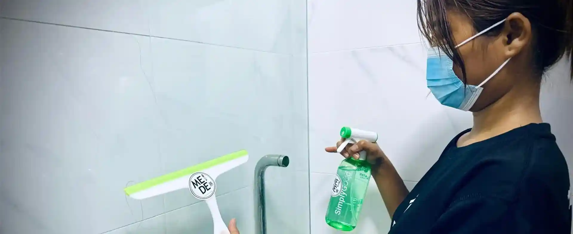 Glass Door Clean Via Squeegee by MEIDE Helpers