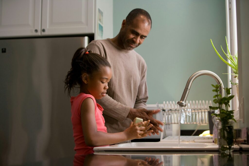 Older kids can help wash simple dishes to reduce housework burden for parents too